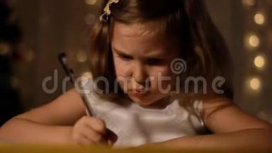 孩子们正在房间里写<strong>一封信</strong>给圣诞老人，晚上在灯光下，为圣诞节做准备。 假期